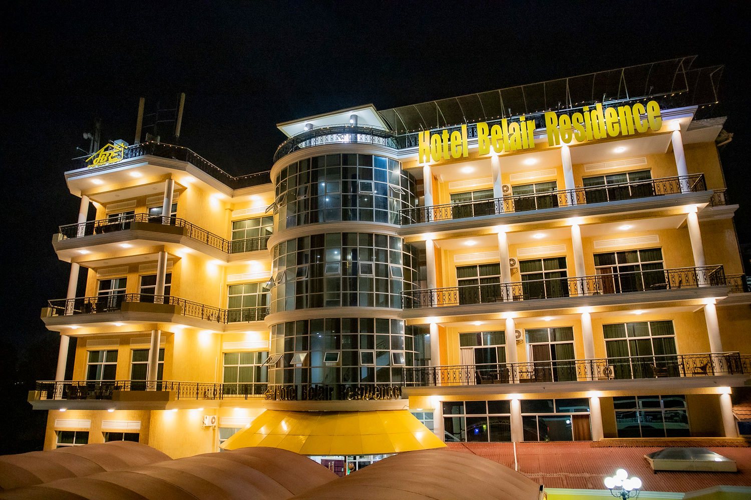 Façade de l'Hôtel Belair Résidence illuminée la nuit, Kiriri